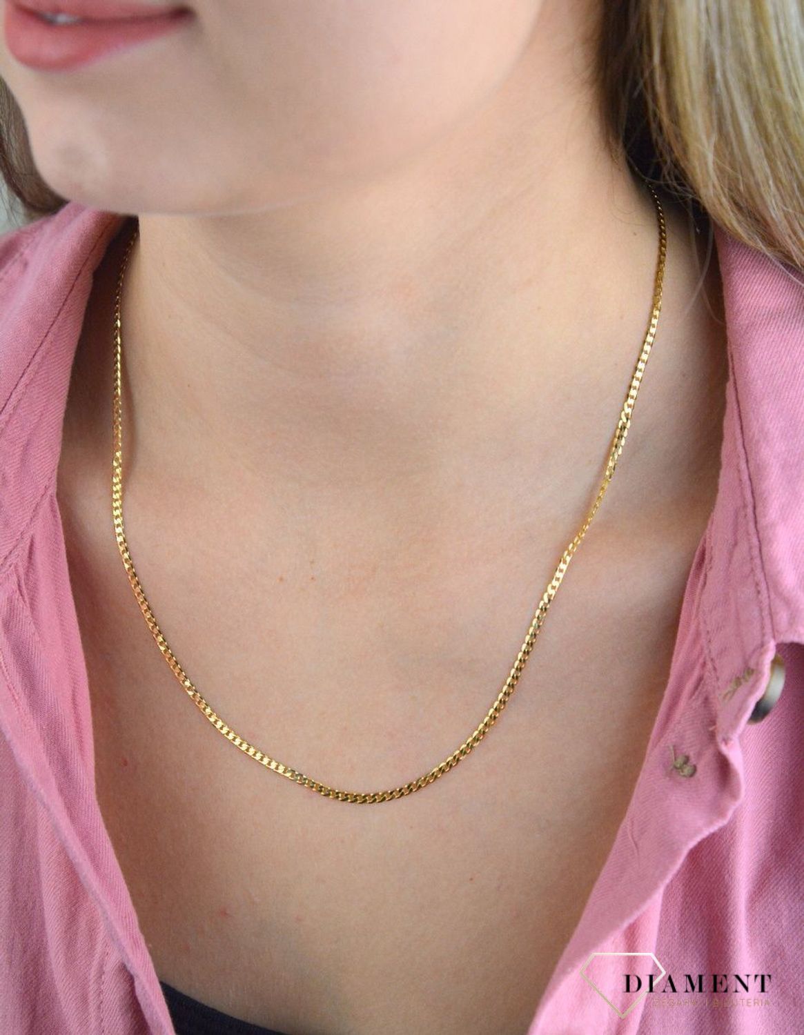 Złoty łańcuszek 375 pancerka 2,3  mm DIA-LAN-7819-375 2,3mm. Klasyczny i uniwersalny łańcuszek o splocie pancerki, wykonany z żółtego złota próby 375 o wadze około 4,23 gram. Łańcuszki to uniwersalne dodatki, które sprawdzaj.jpg